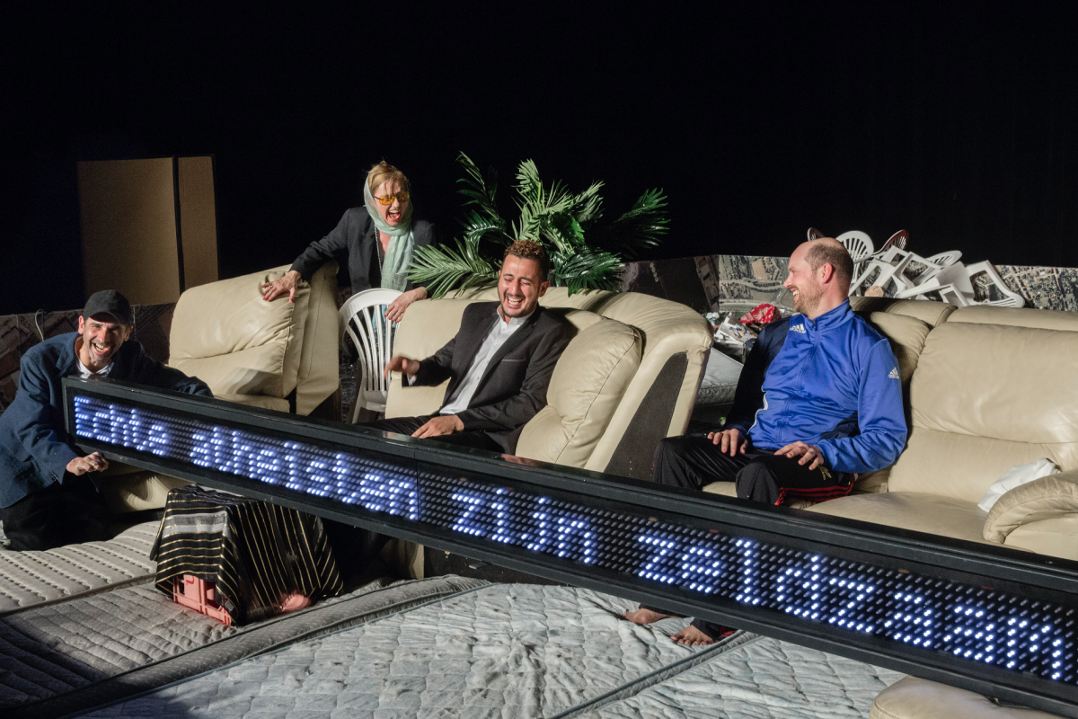 © Phile Deprez Scènefoto tijdens de repetities van Onderworpen met acteurs Zouzou Ben Chikha, Marijke Pinoy, Mourade Zeguendi en Steven Van Watermeulen - © Phile Deprez
