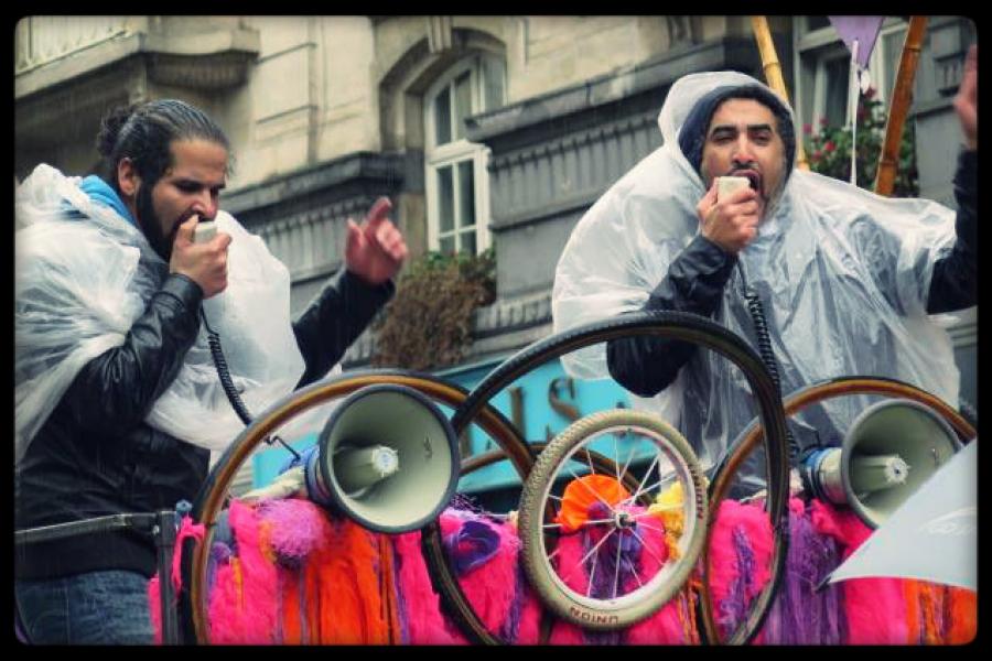 Action Zoo Humain op de grote parade in Brussel Chokri en Walid Ben Chikha luisteren de stoet op met muziek