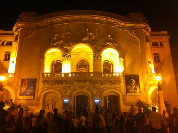Action Zoo Humain treedt op tijdens Internationaal Theaterfestival in Tunis - les journées Théatrales de Carthage. Hier ziet u een foto van het theatergebouw in avondlicht.